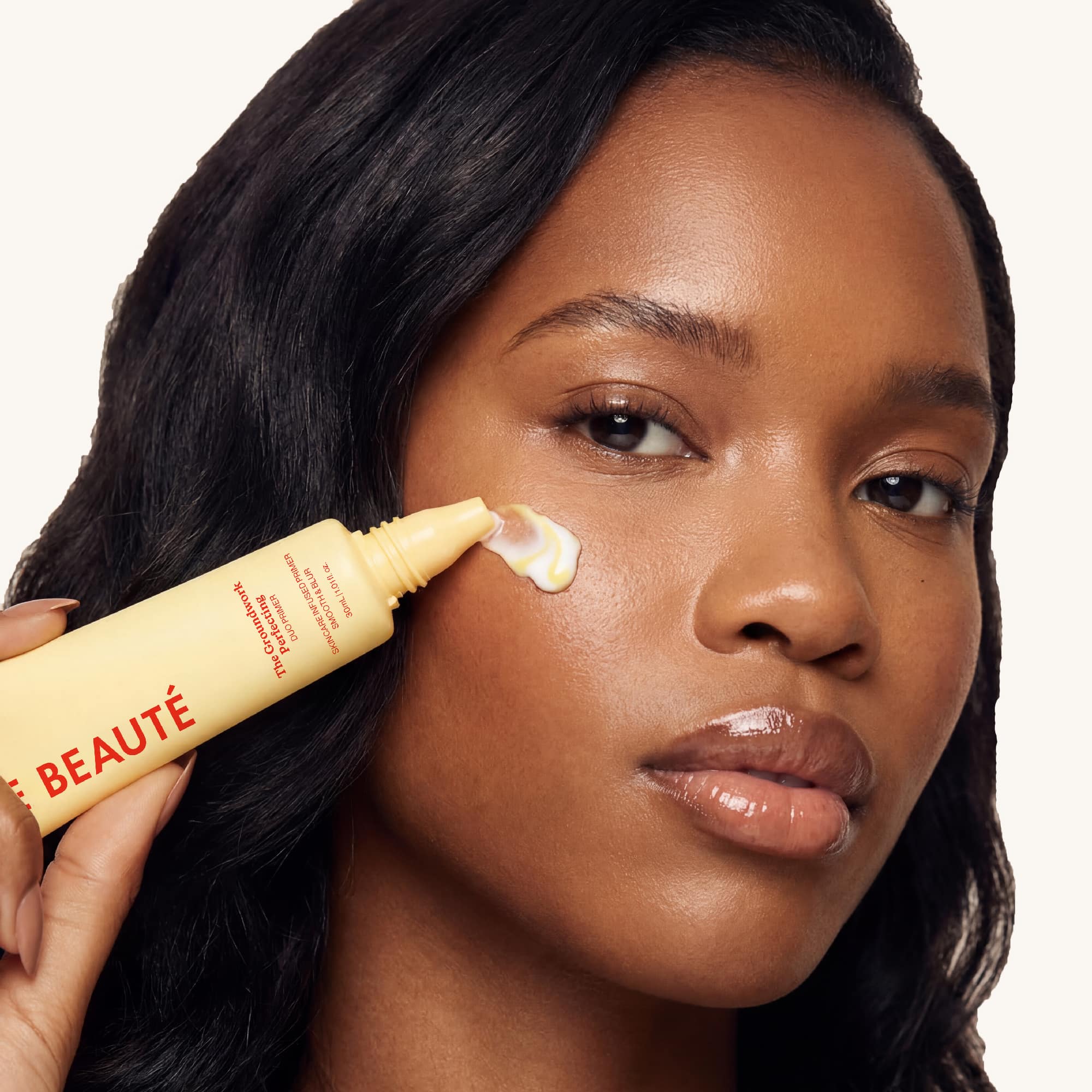 Applying pore blurring primer to skin